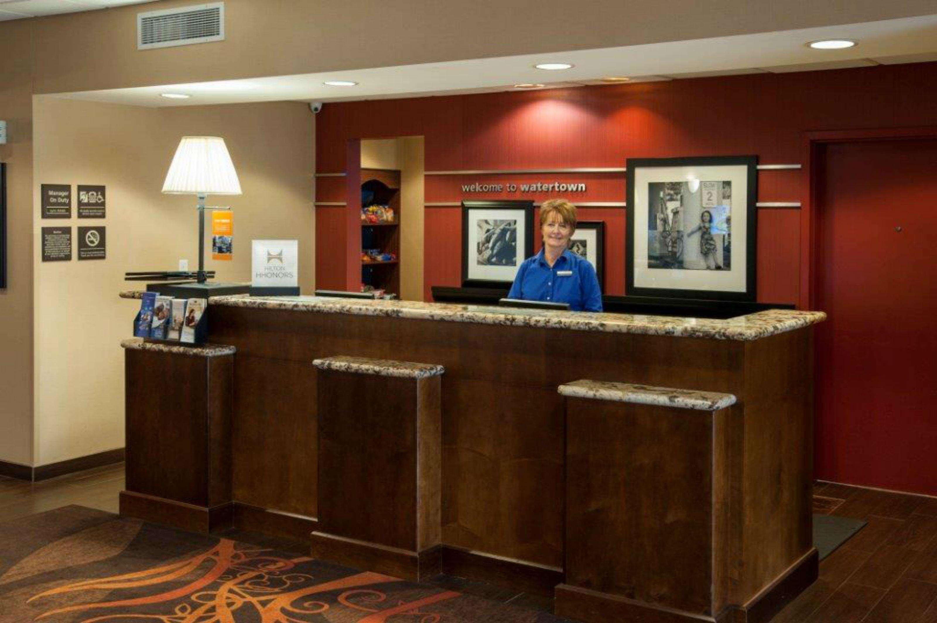 Hampton Inn & Suites Уотертаун Экстерьер фото