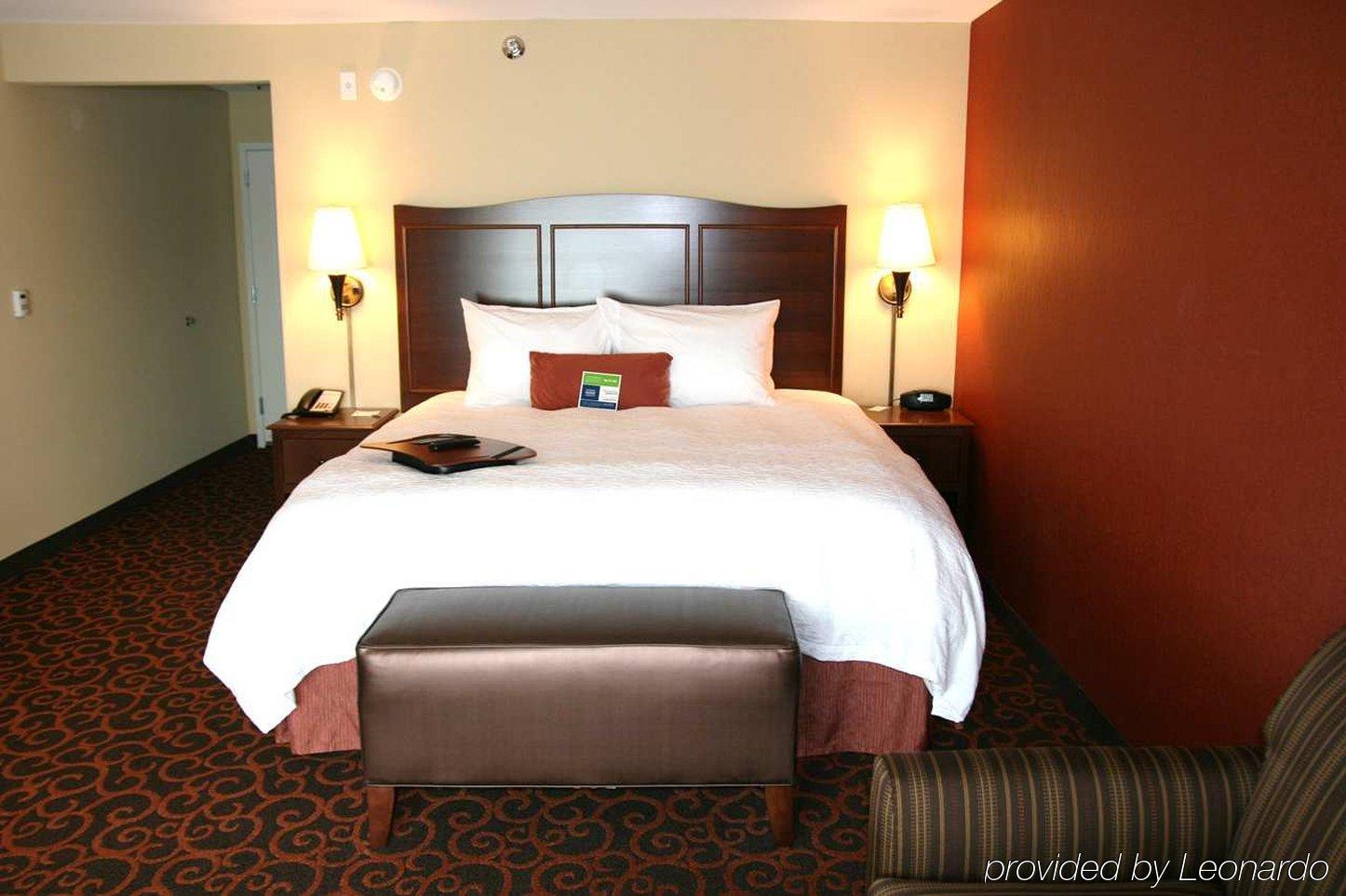 Hampton Inn & Suites Уотертаун Номер фото
