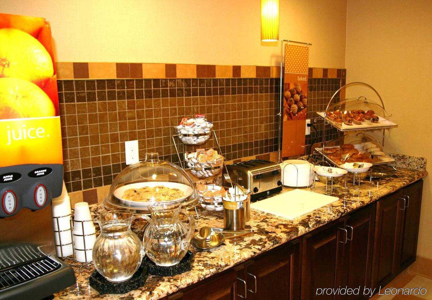 Hampton Inn & Suites Уотертаун Ресторан фото
