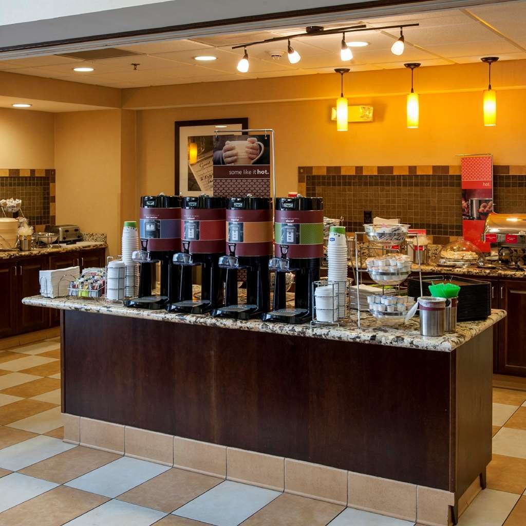 Hampton Inn & Suites Уотертаун Ресторан фото