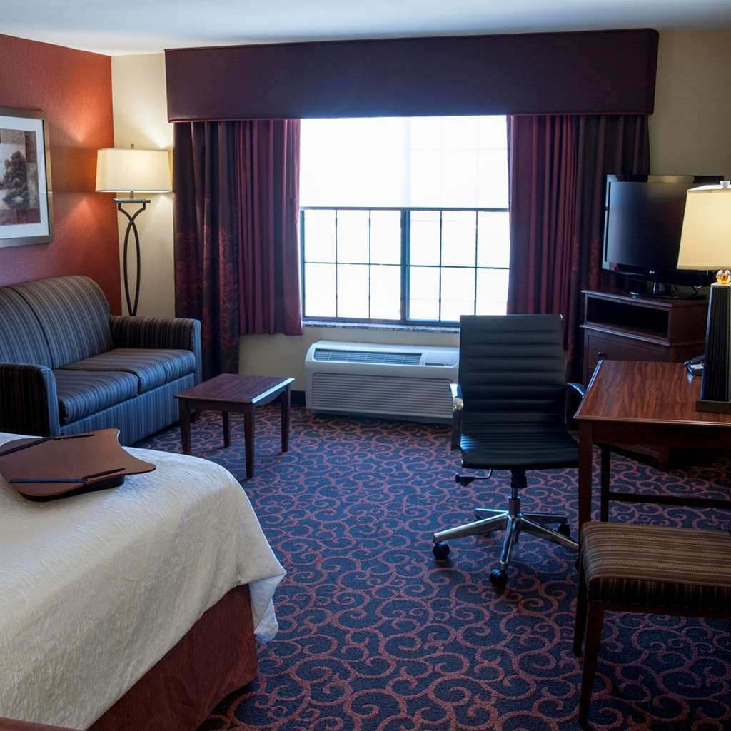 Hampton Inn & Suites Уотертаун Номер фото