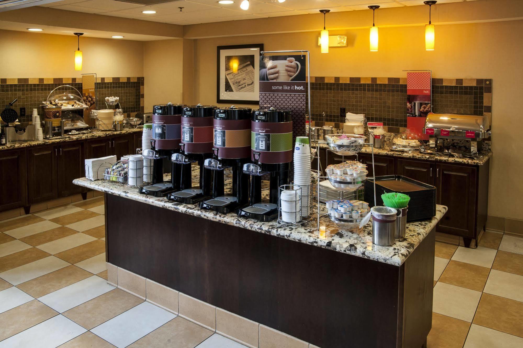 Hampton Inn & Suites Уотертаун Экстерьер фото